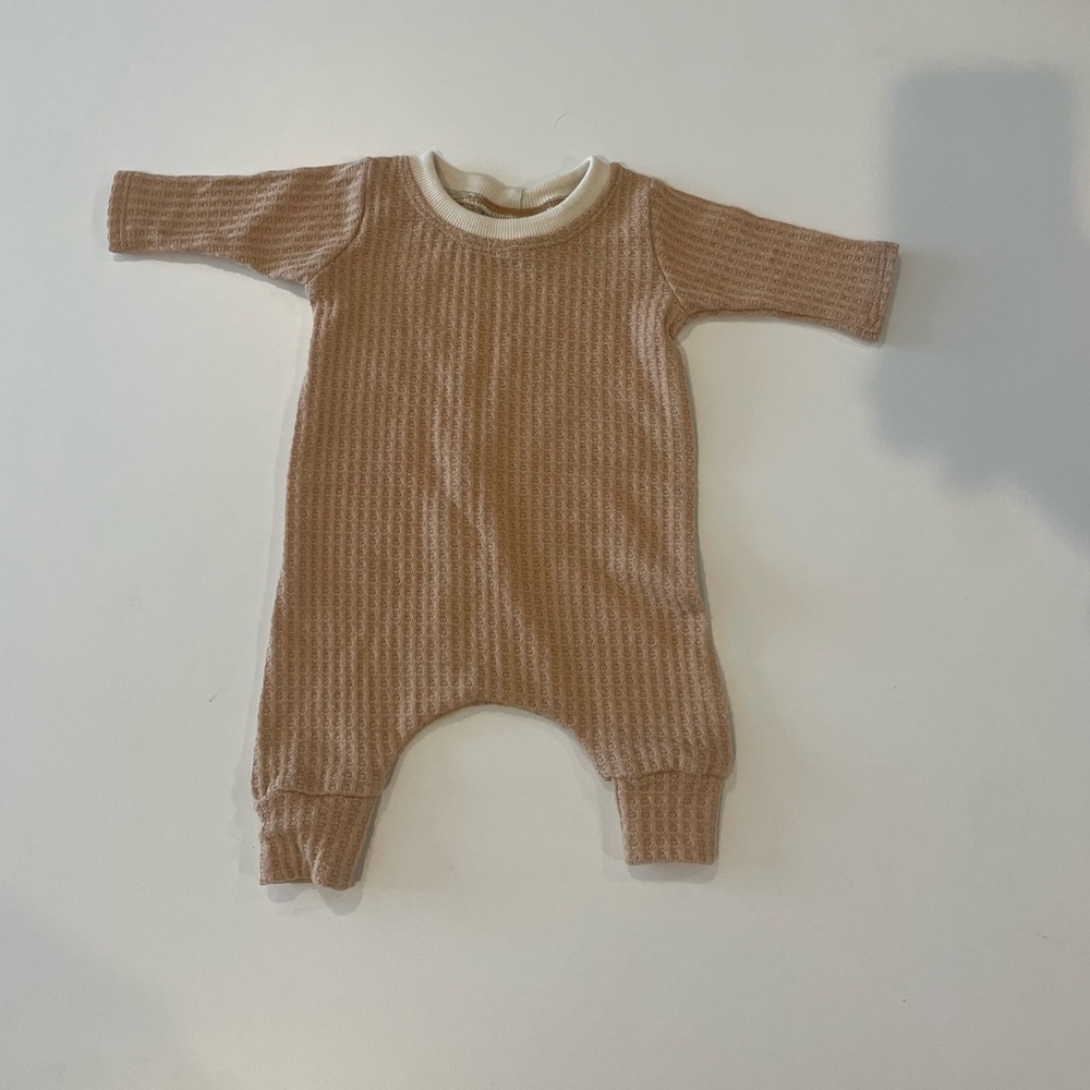 Nomad kids | size NB Newborn light peach color waffle knit new condition